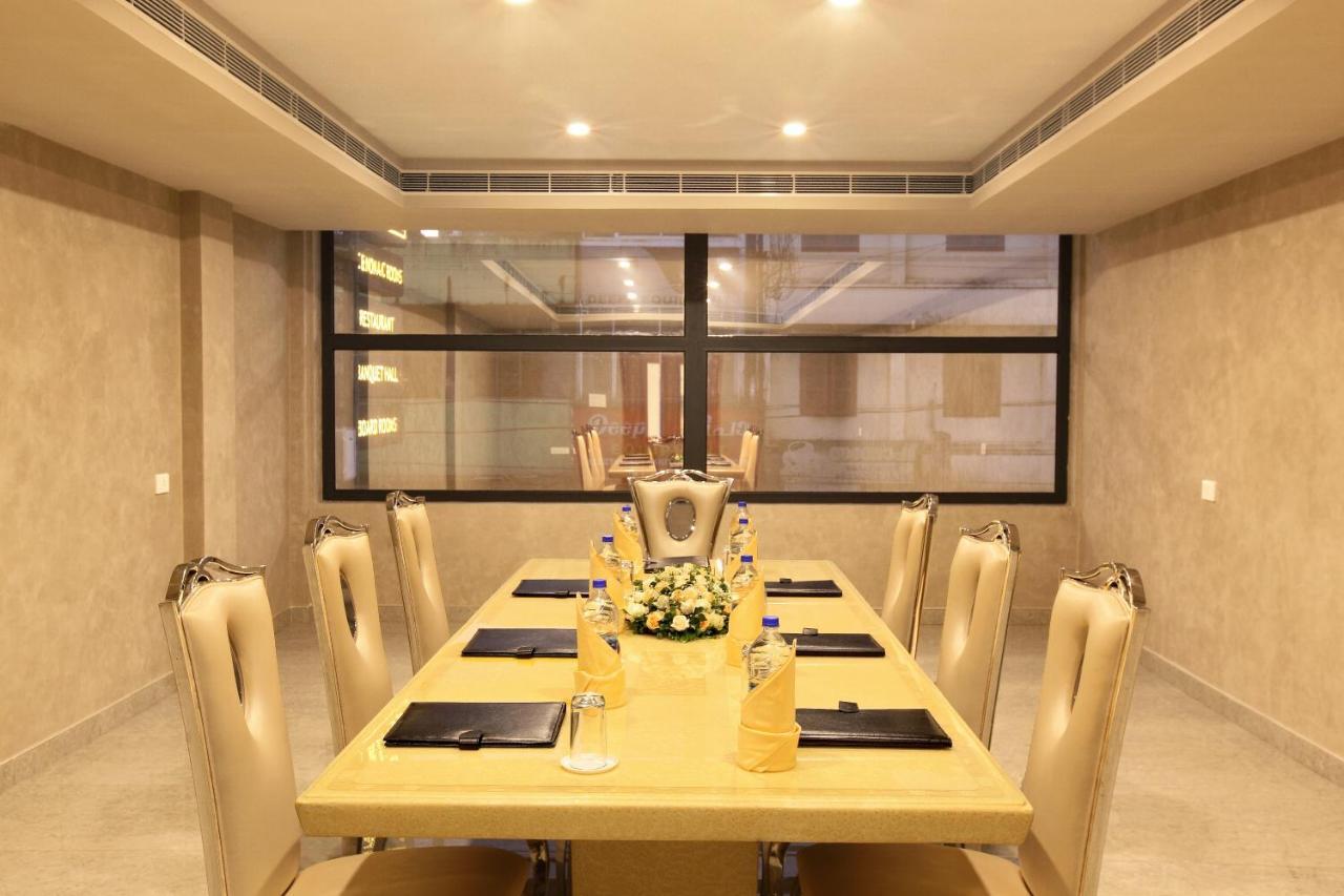 Hotel Prince Kaladi Екстер'єр фото